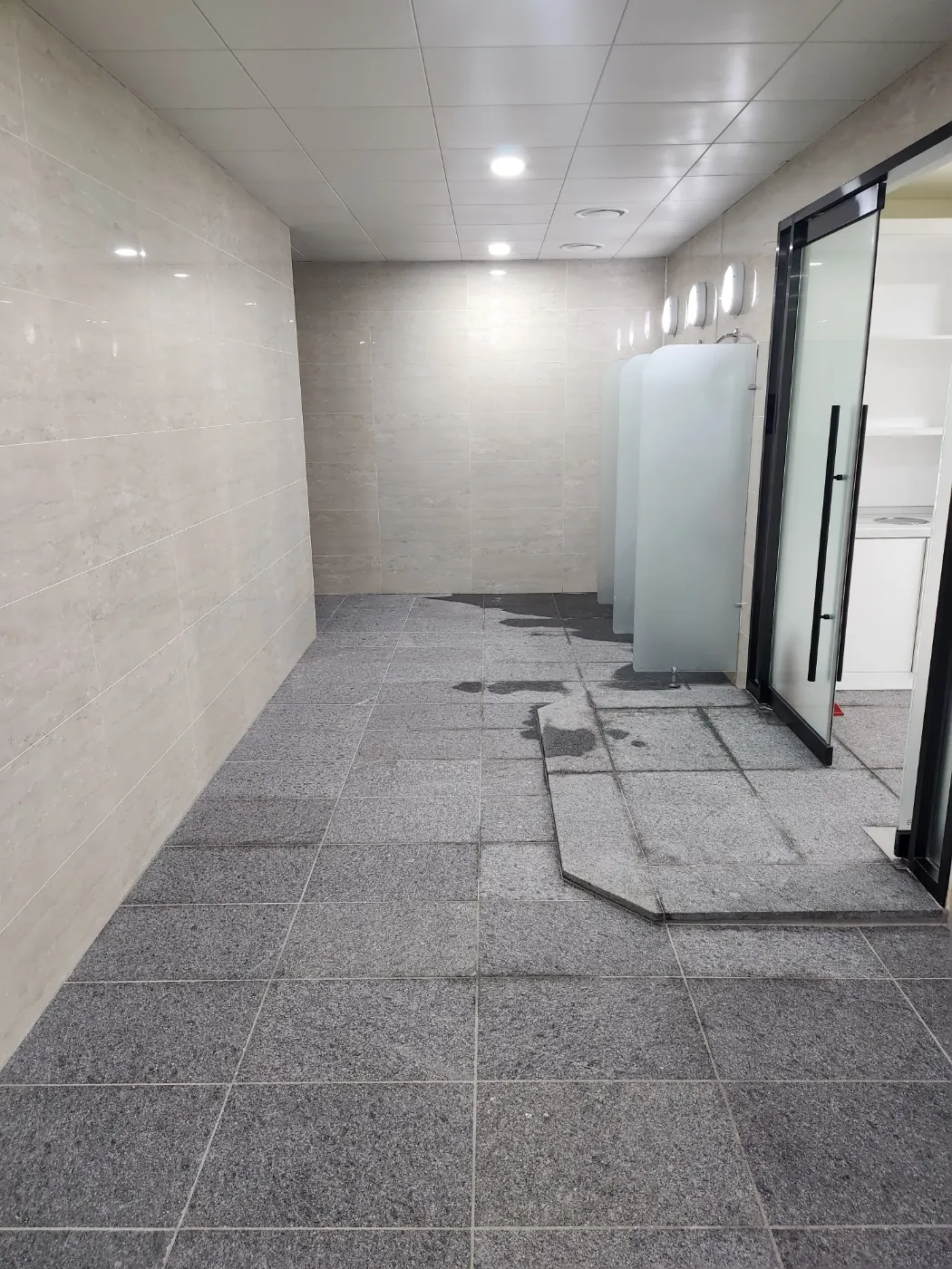 바닥 마감 상태 — 일동 목욕탕청소 현장
