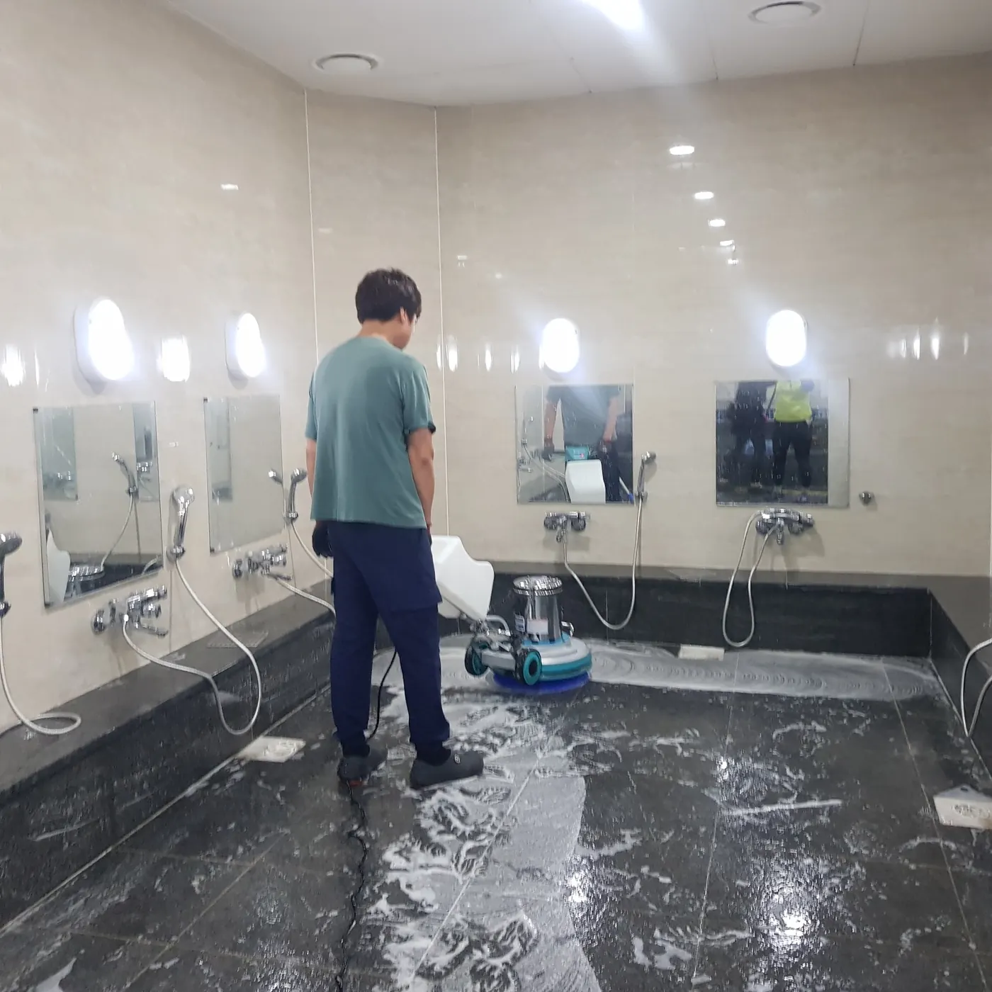 고압 세척 — 원곡동 목욕탕청소 현장