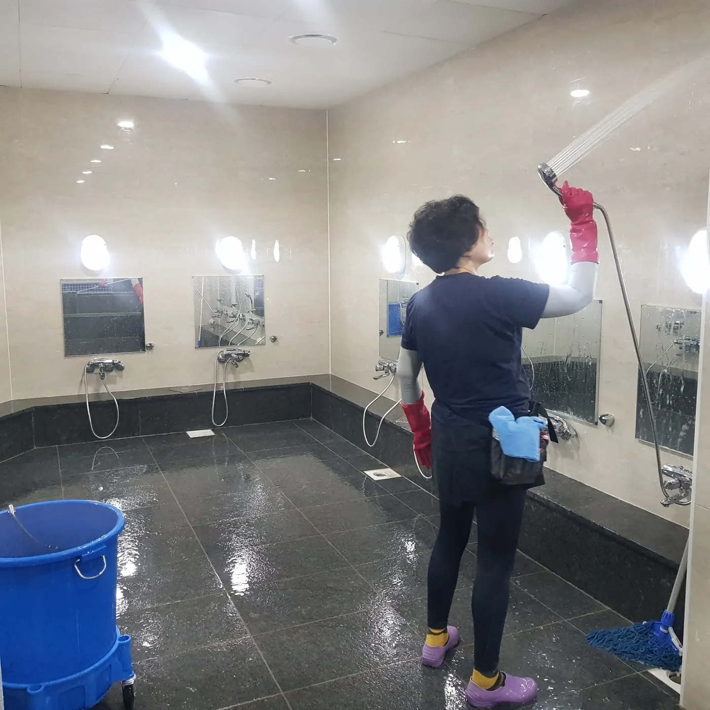 기계 세정 작업 — 월곶면 목욕탕청소 현장