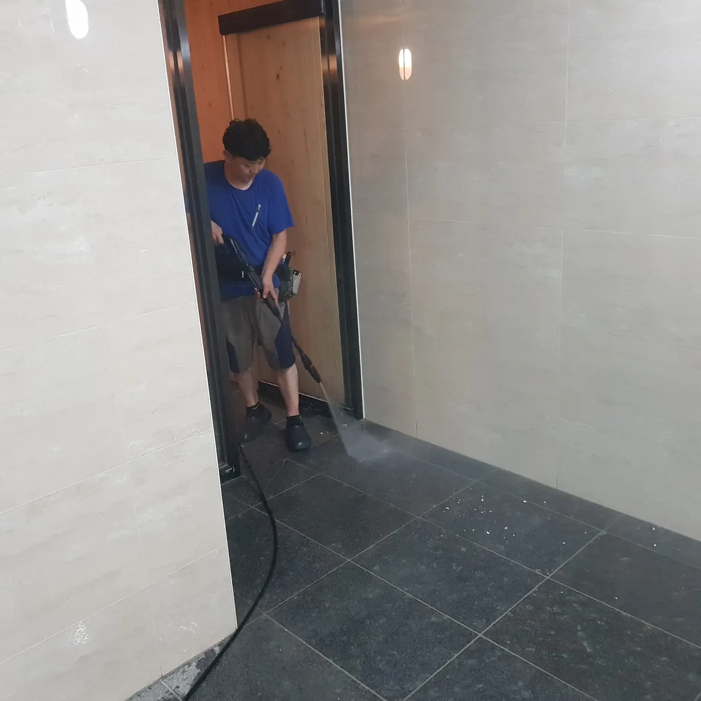 기계 세정 작업 — 당동 목욕탕청소 현장