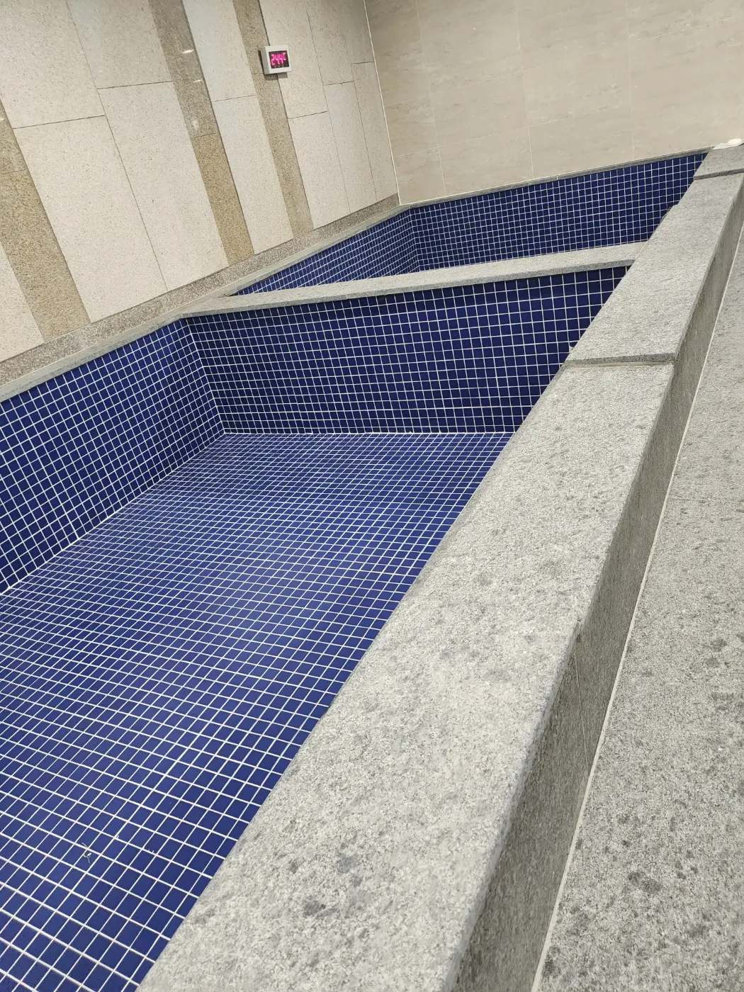 당동 목욕탕청소 시공 현장 — 탕 내부 세정