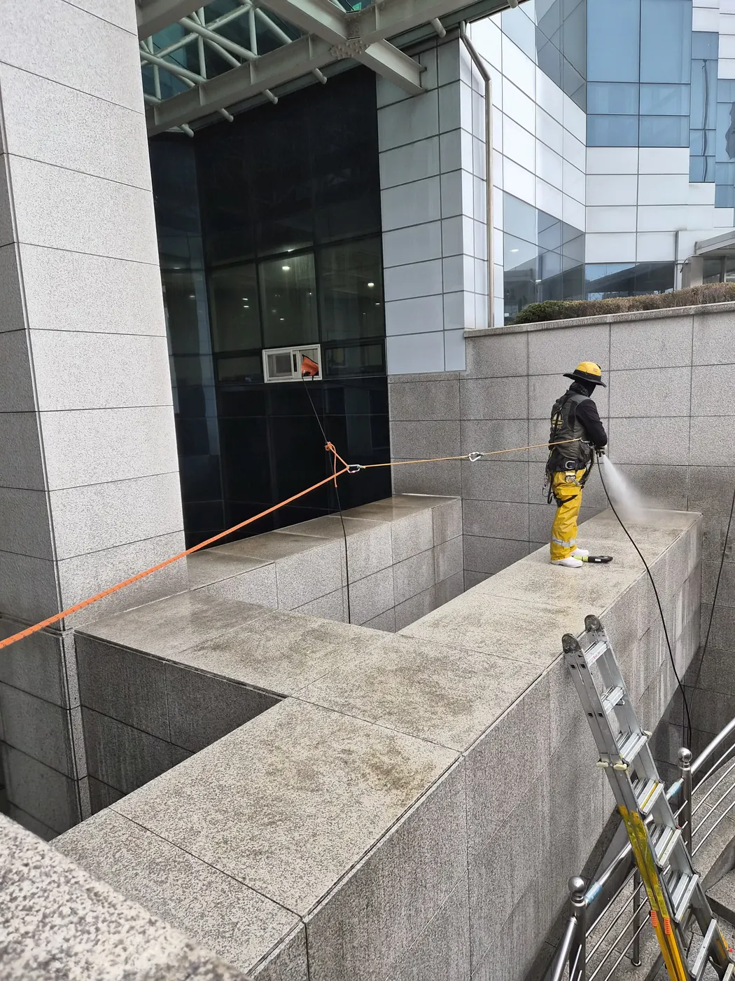 탑동 외벽청소 시공 현장 — 로프 작업