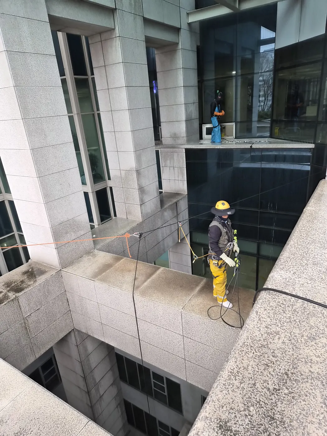 삼동 외벽청소 시공 현장 — 고압 세척