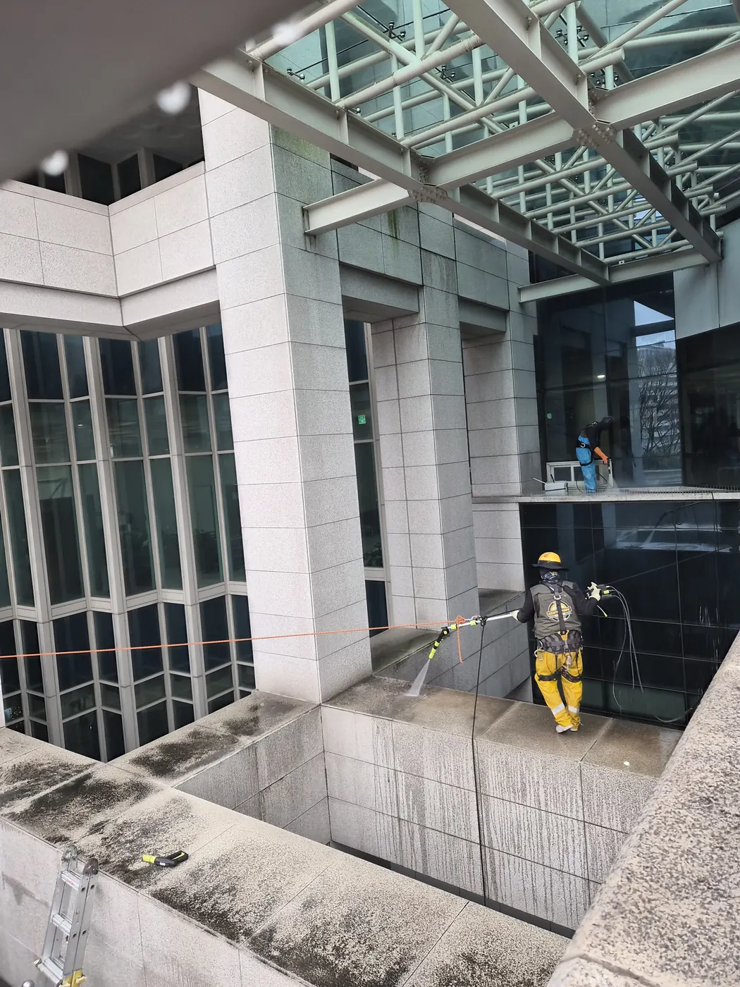 안산시 외벽청소 시공 현장 — 로프 작업