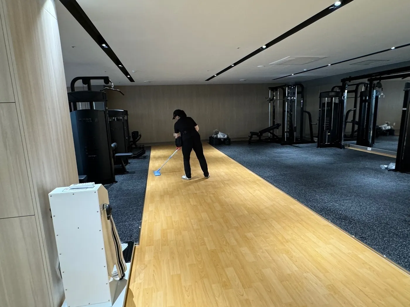 오산시 헬스장청소 시공 현장 — 바닥 마감 상태