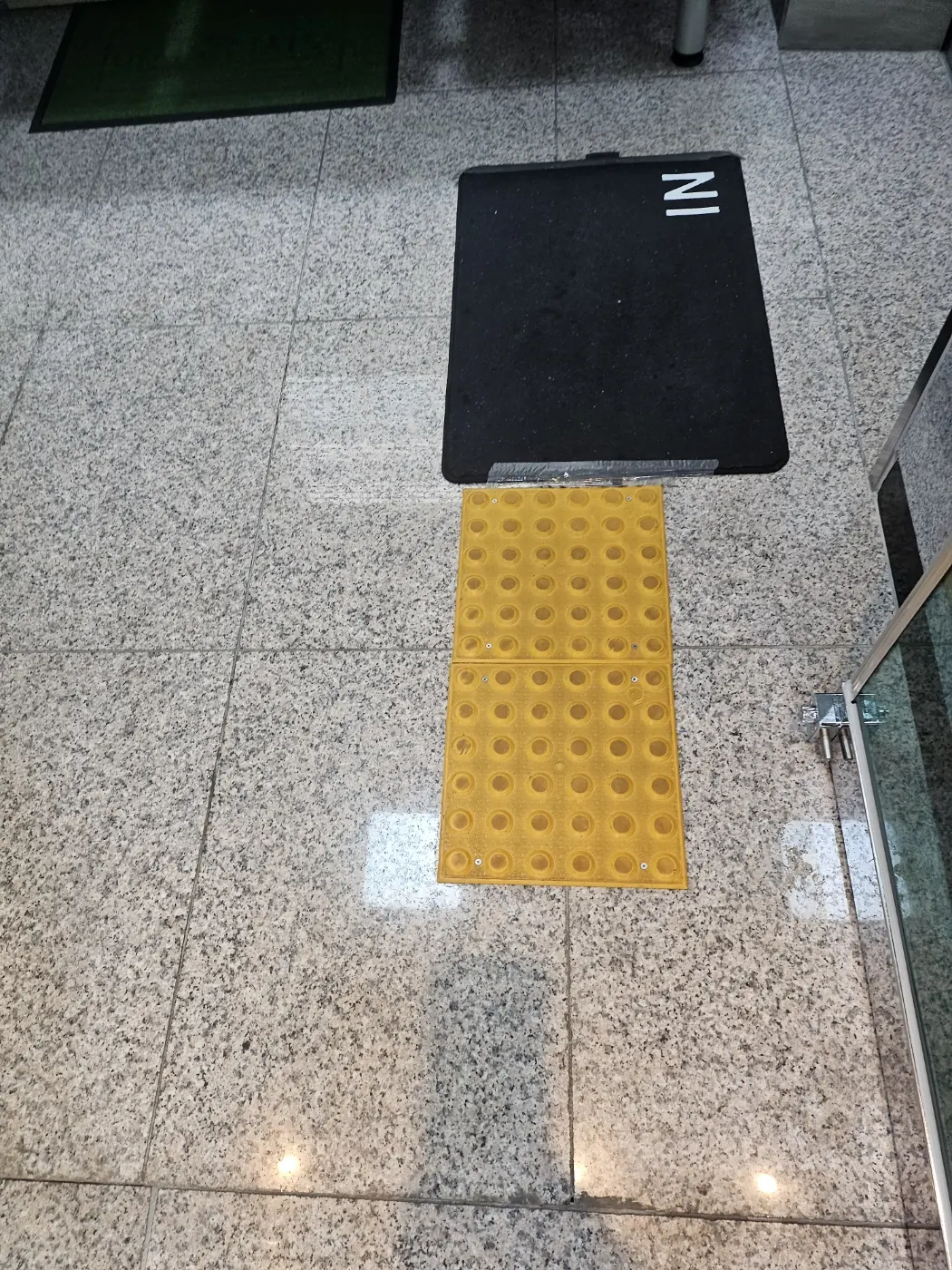 복도 바닥 관리 — 조남동 병원청소 현장