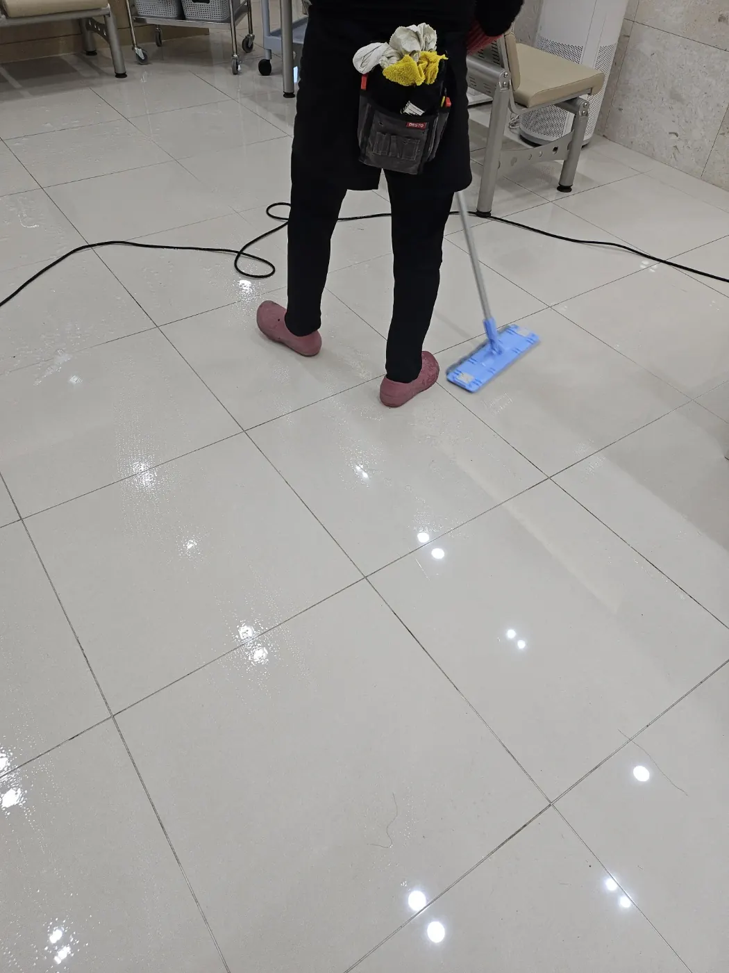 바닥 물걸레 마감 — 이동 병원청소 현장