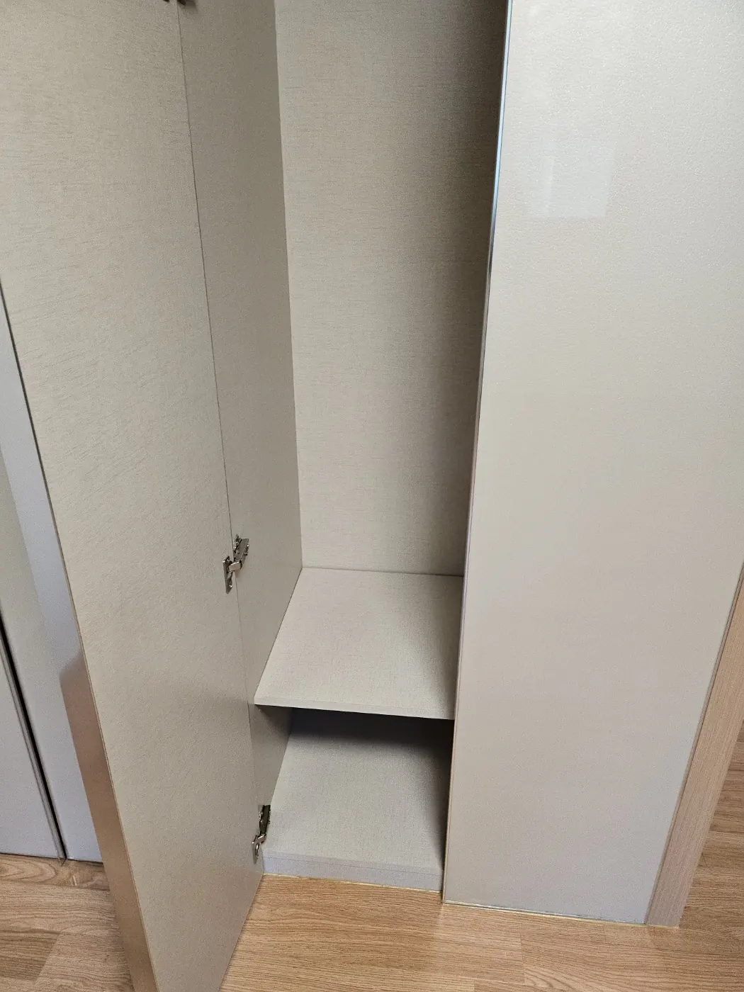 붙박이장 내부 — 초지동 입주청소 현장