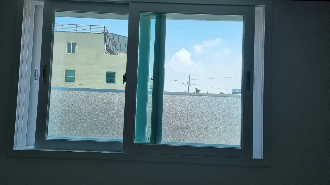창호·유리 마감 — 방산동 입주청소 현장