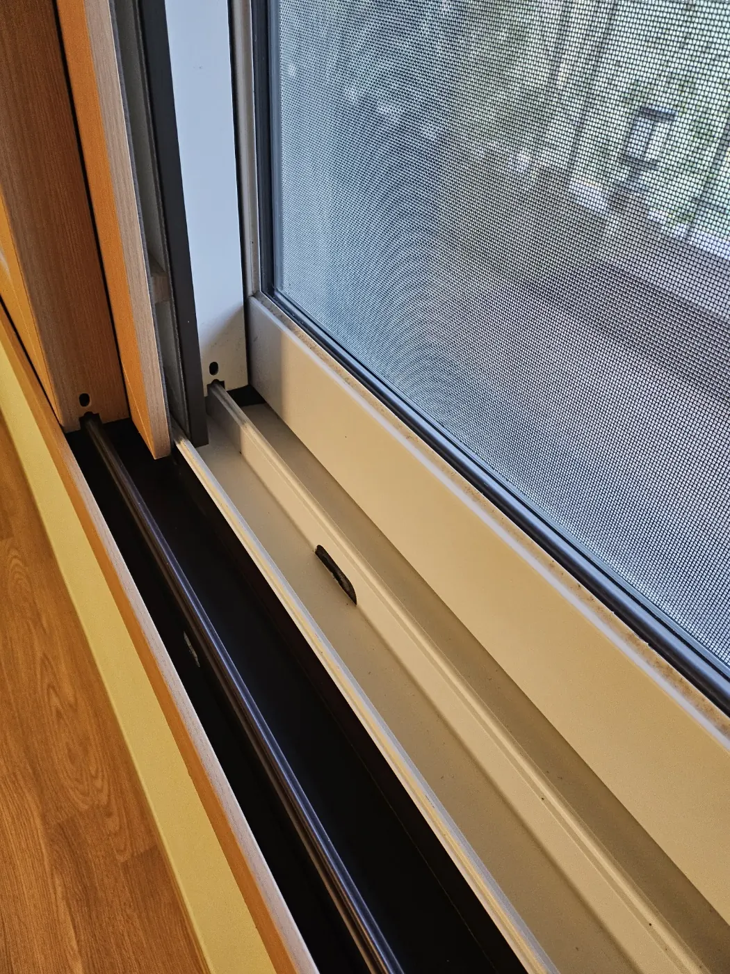 창틀 레일 청소 — 춘의동 입주청소 현장