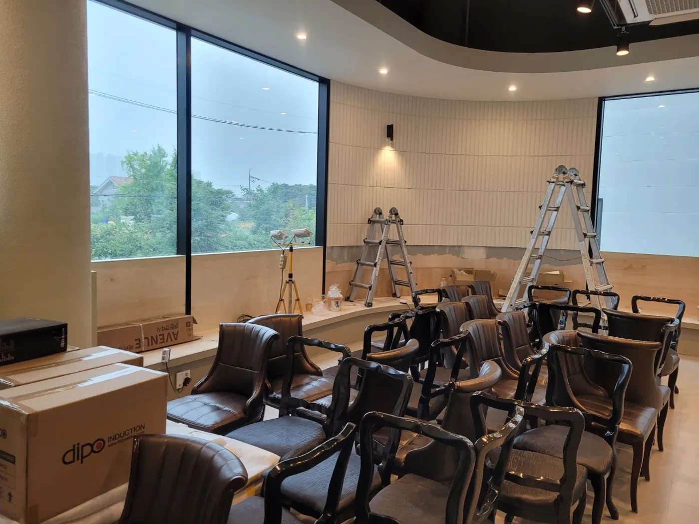 창호 마감 확인 — 내삼미동 준공청소 현장