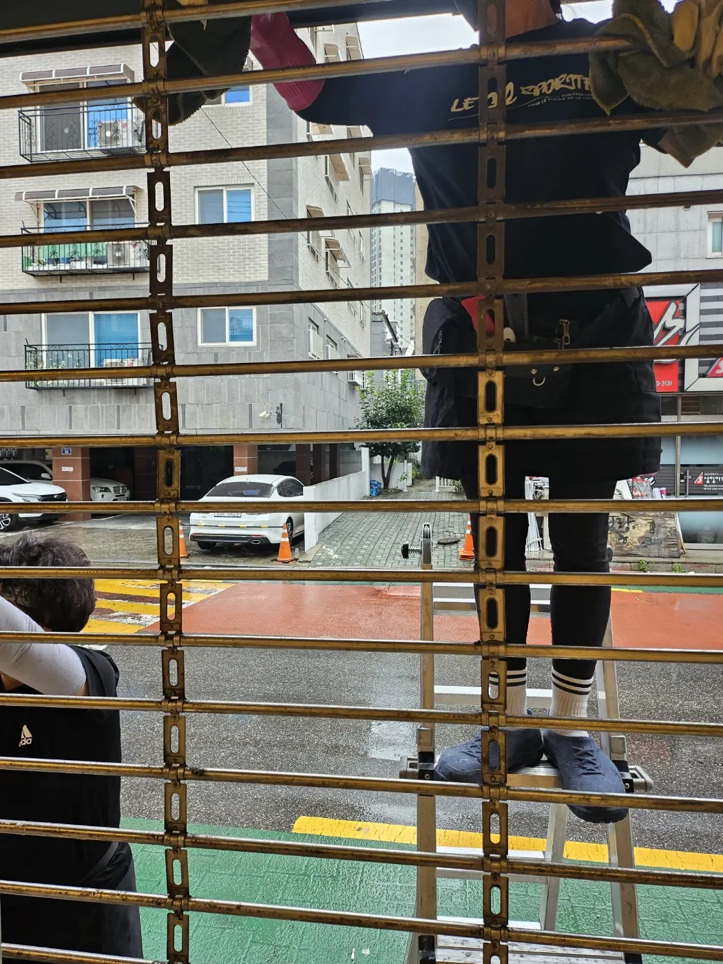 창호 마감 확인 — 오산시 준공청소 현장