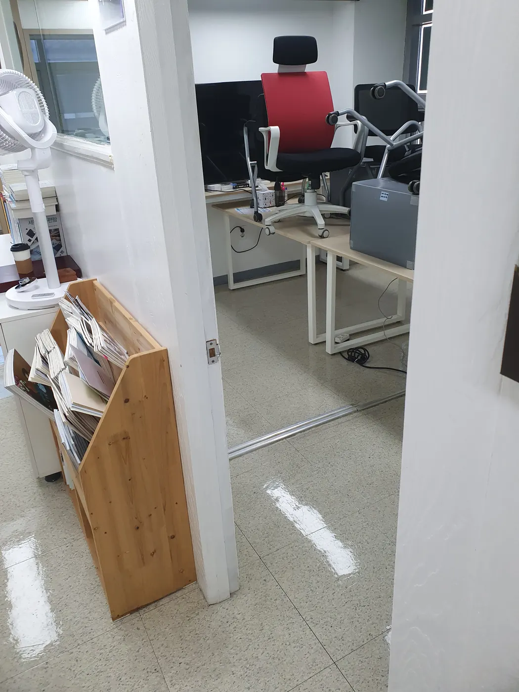 평택시 사무실청소 시공 현장 — 복도 바닥 마감