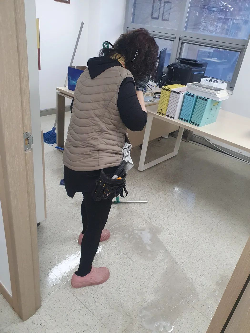 바닥 세정 진행 — 부천 소사구 사무실청소 현장