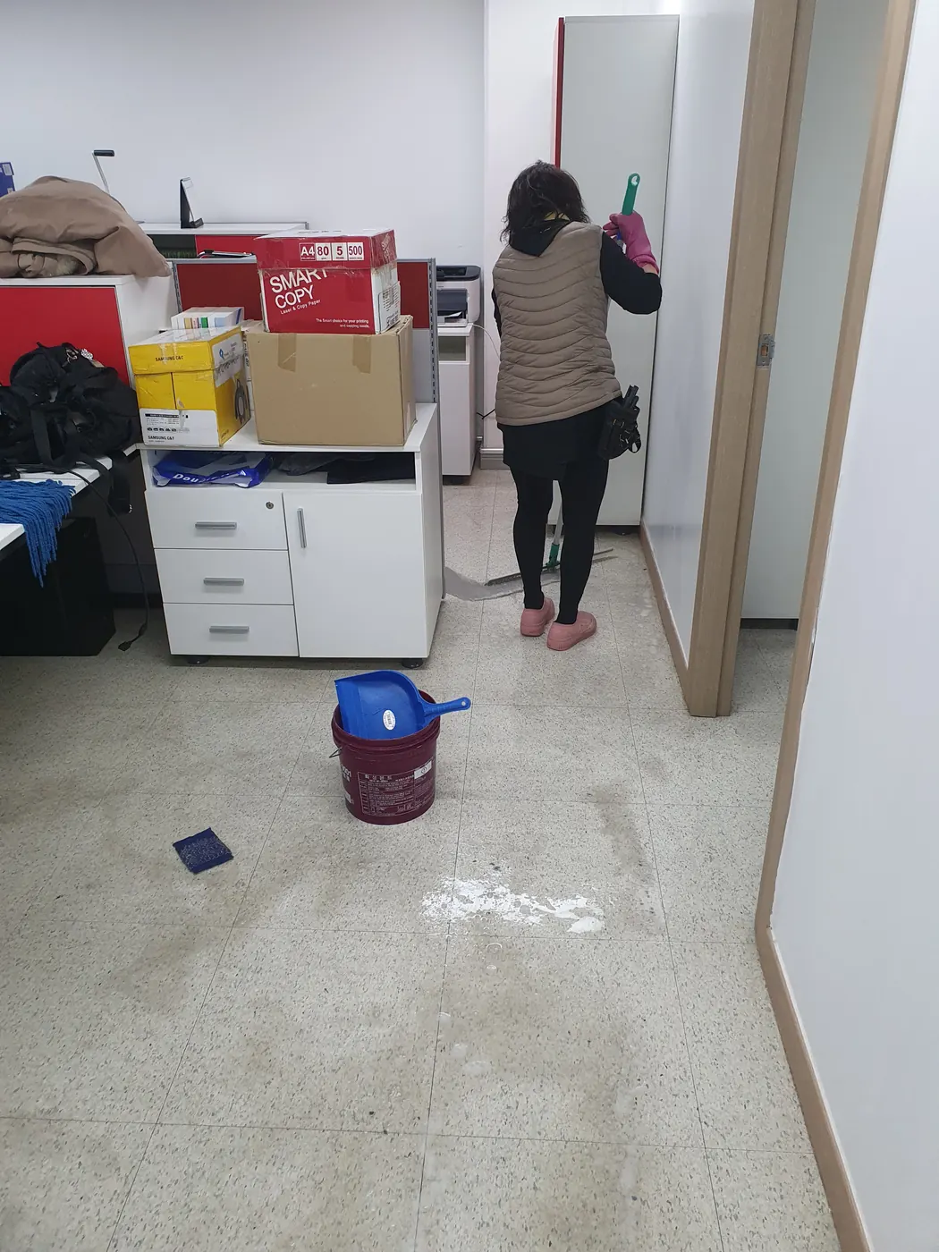 바닥 세정 진행 — 오산시 사무실청소 현장