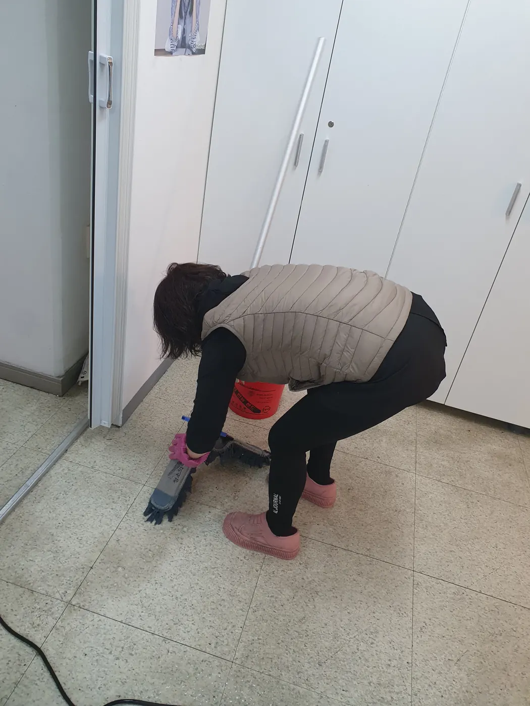 바닥 세정 진행 — 도일동 사무실청소 현장