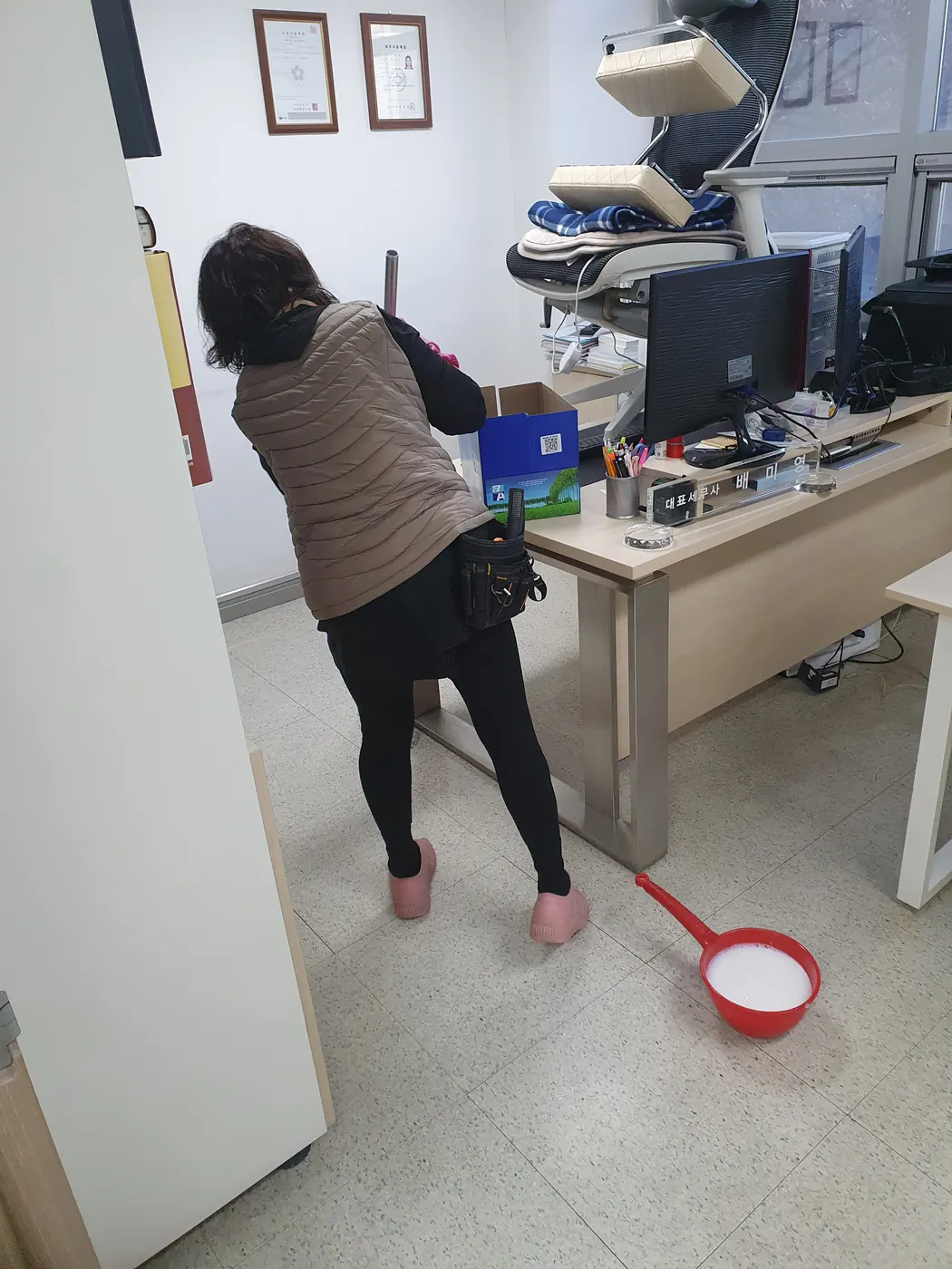 바닥 세정 진행 — 광명시 사무실청소 현장
