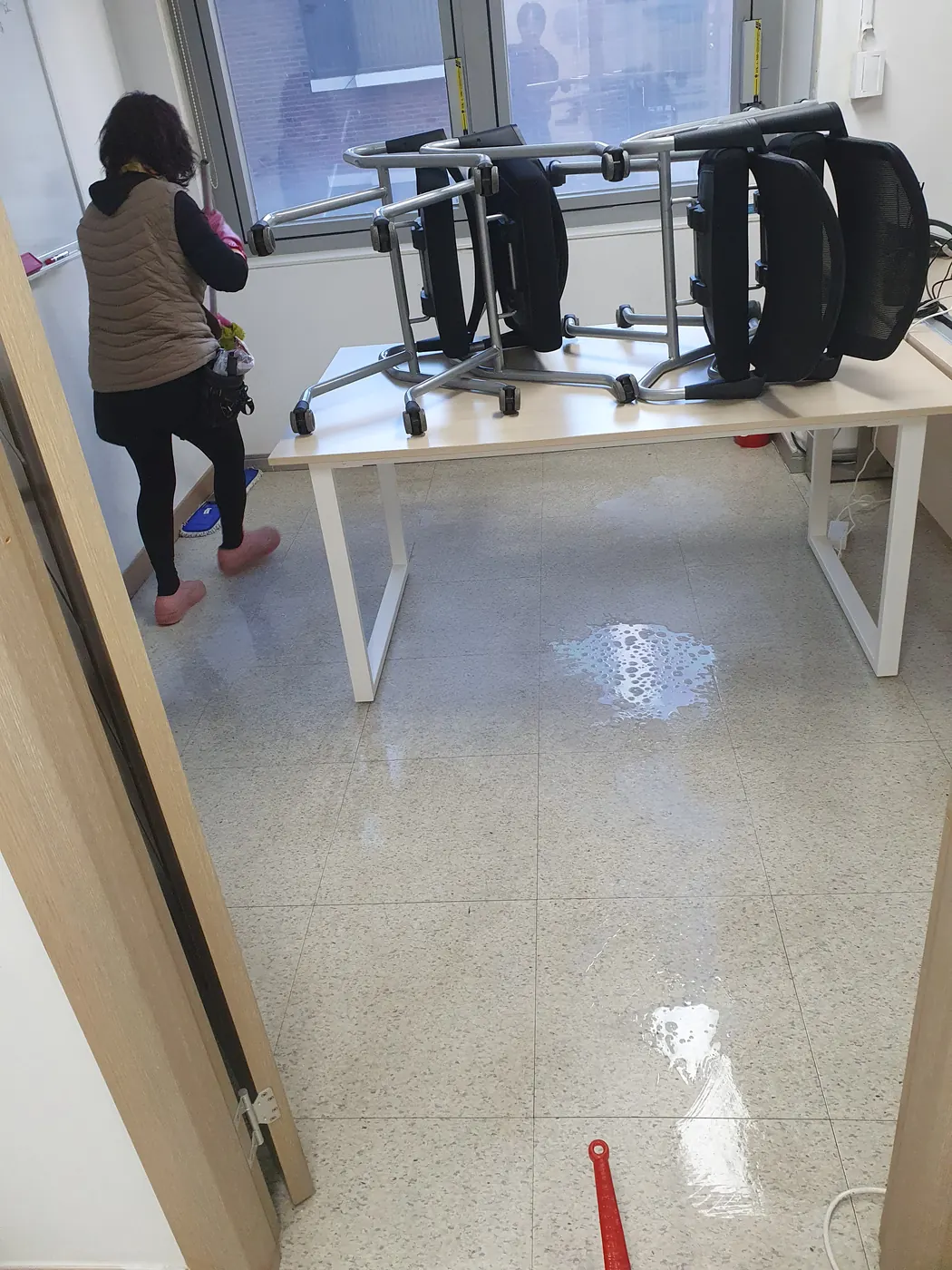 바닥 물걸레 마감 — 수원 장안구 사무실청소 현장