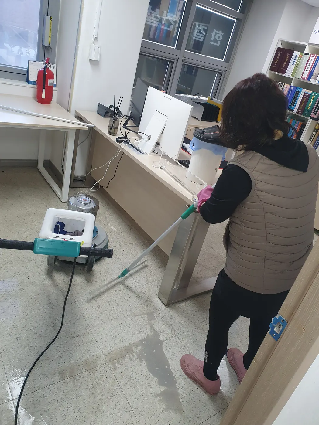 기계 세정 진행 — 시흥시 사무실청소 현장