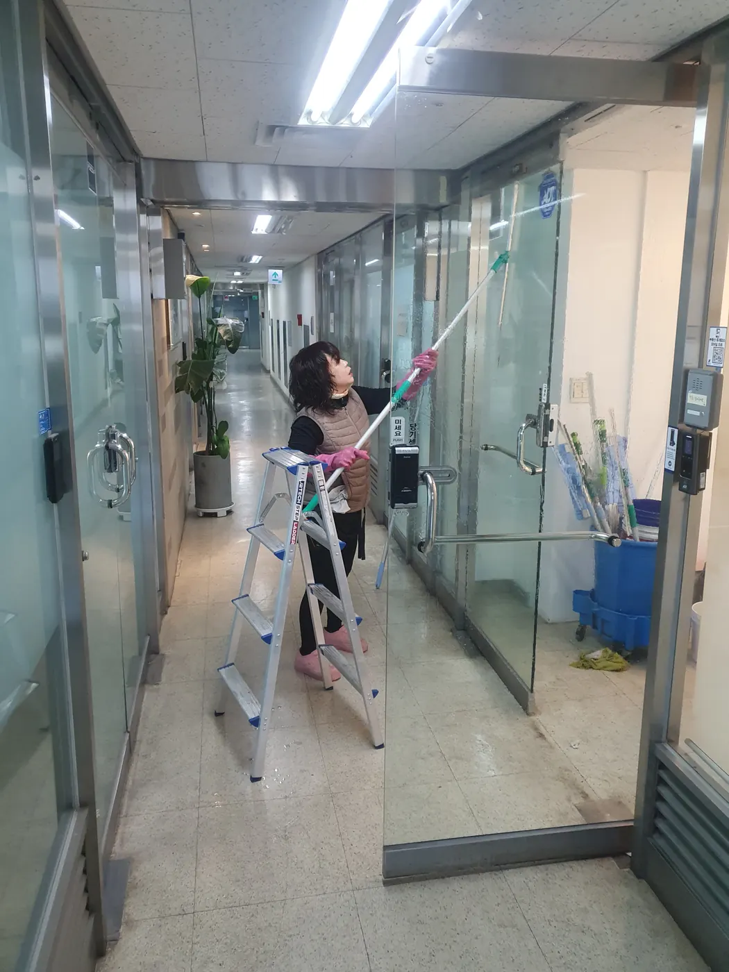창호 청소 — 화성 효행구 사무실청소 현장