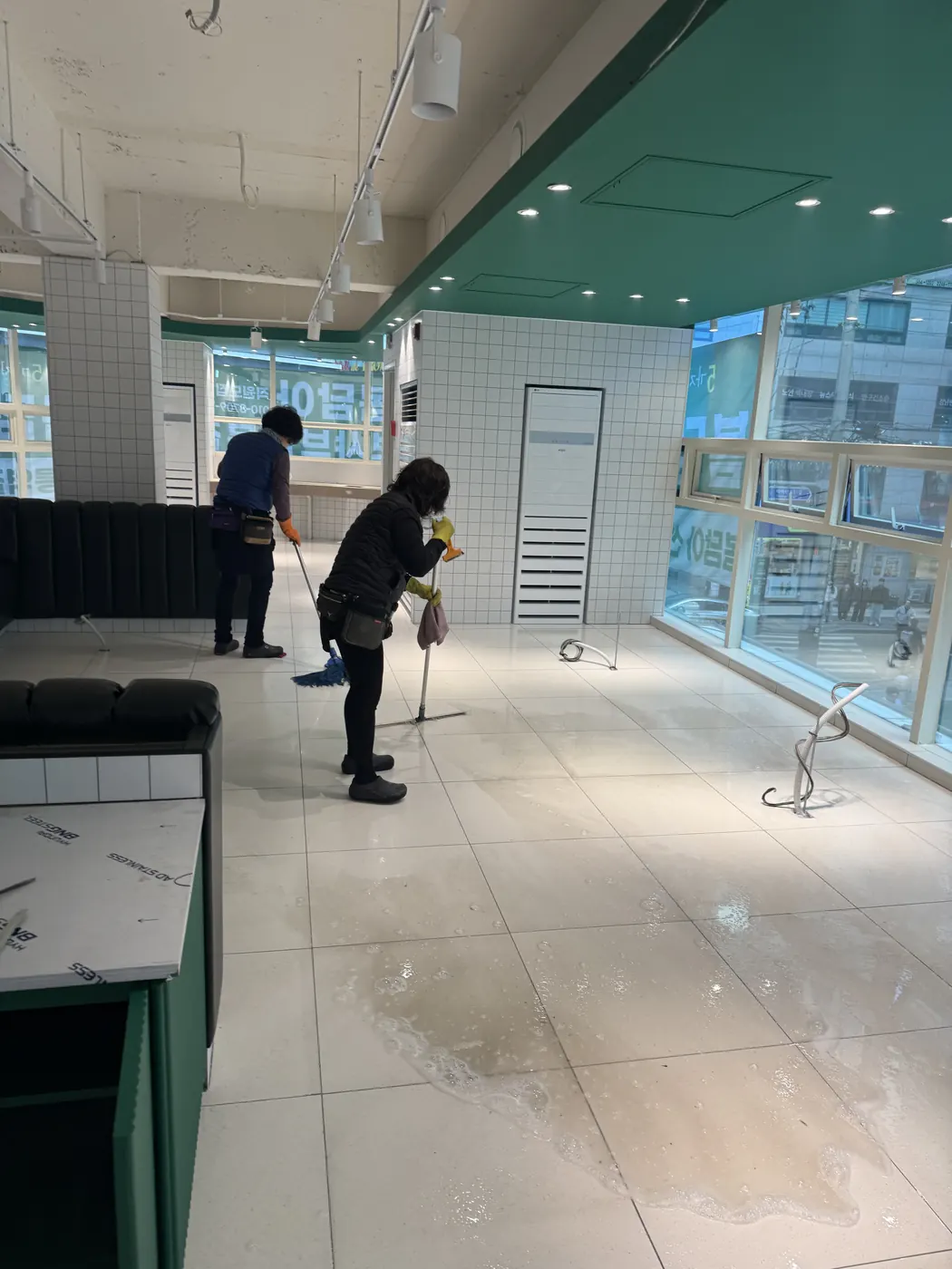 갈곶동 식당청소 시공 현장 — 바닥 마감 상태