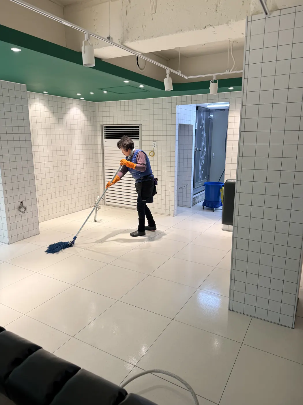 대부북동 식당청소 시공 현장 — 바닥 마감 상태