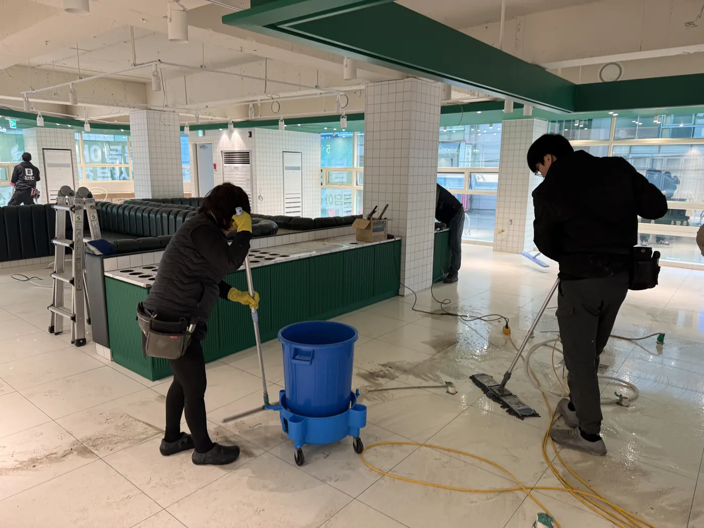 경기서남부 식당청소 시공 현장 — 바닥 마감 상태