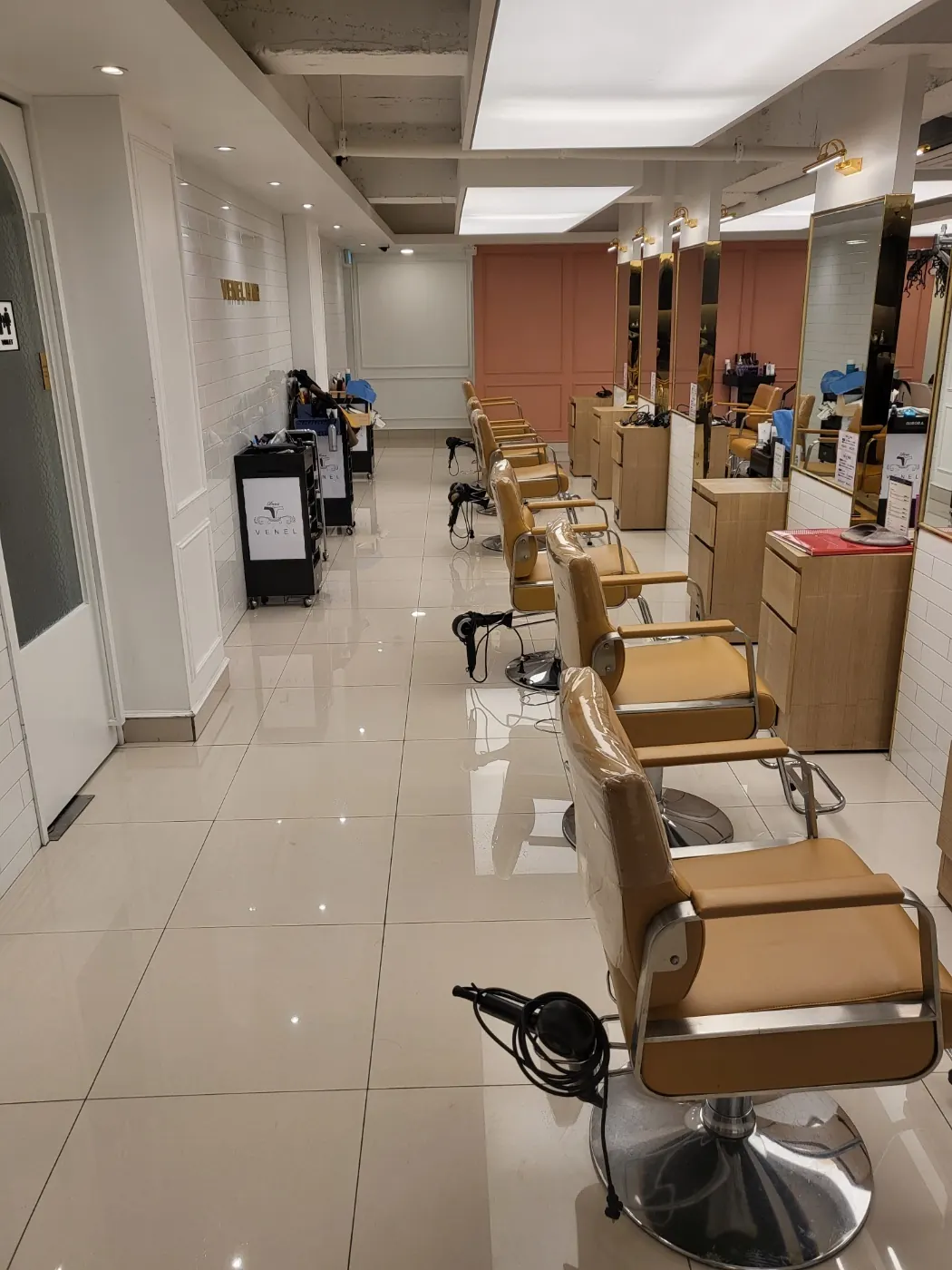 대부남동 미용실청소 시공 현장 — 거울·집기 관리