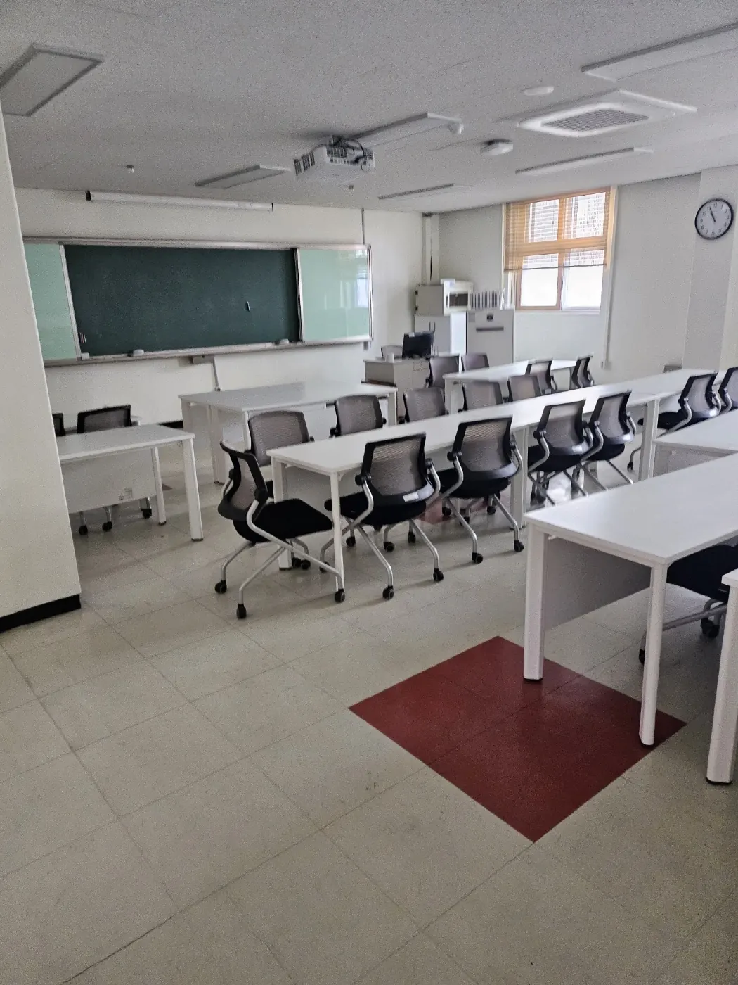 부산동 학교청소 시공 현장 — 교실 마감