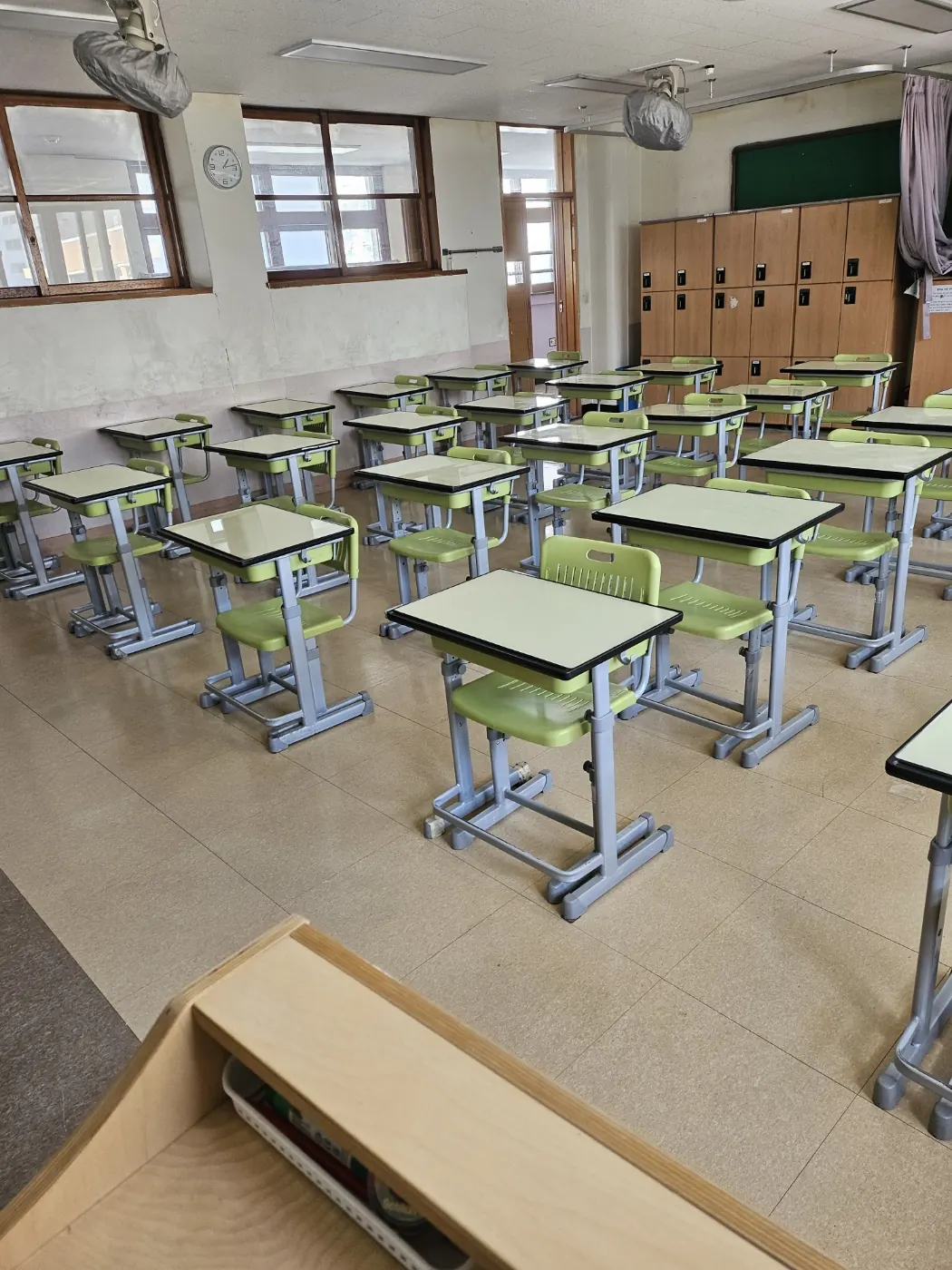 궐동 학교청소 시공 현장 — 교실 정리