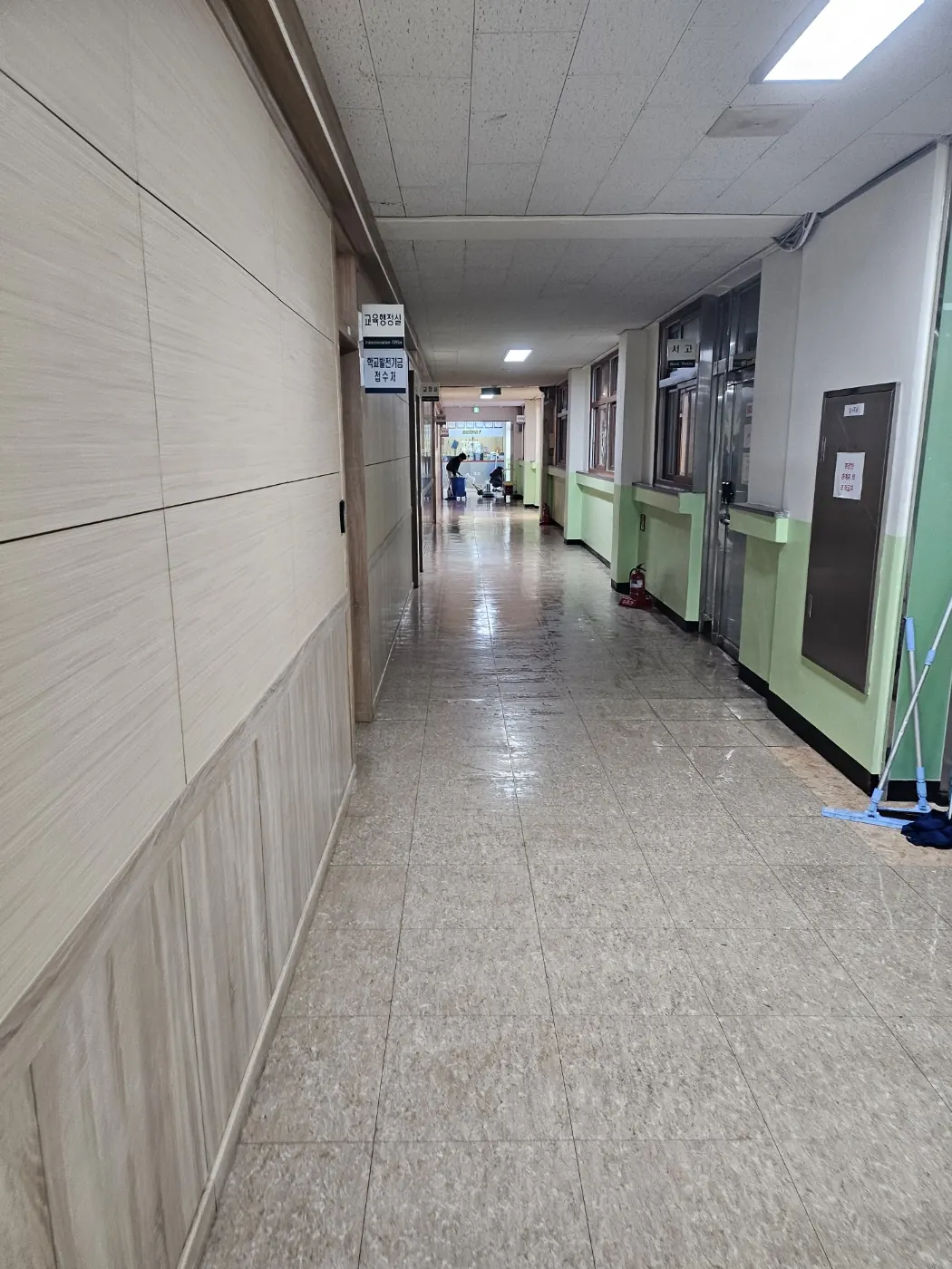 수원시 학교청소 시공 현장 — 복도 관리