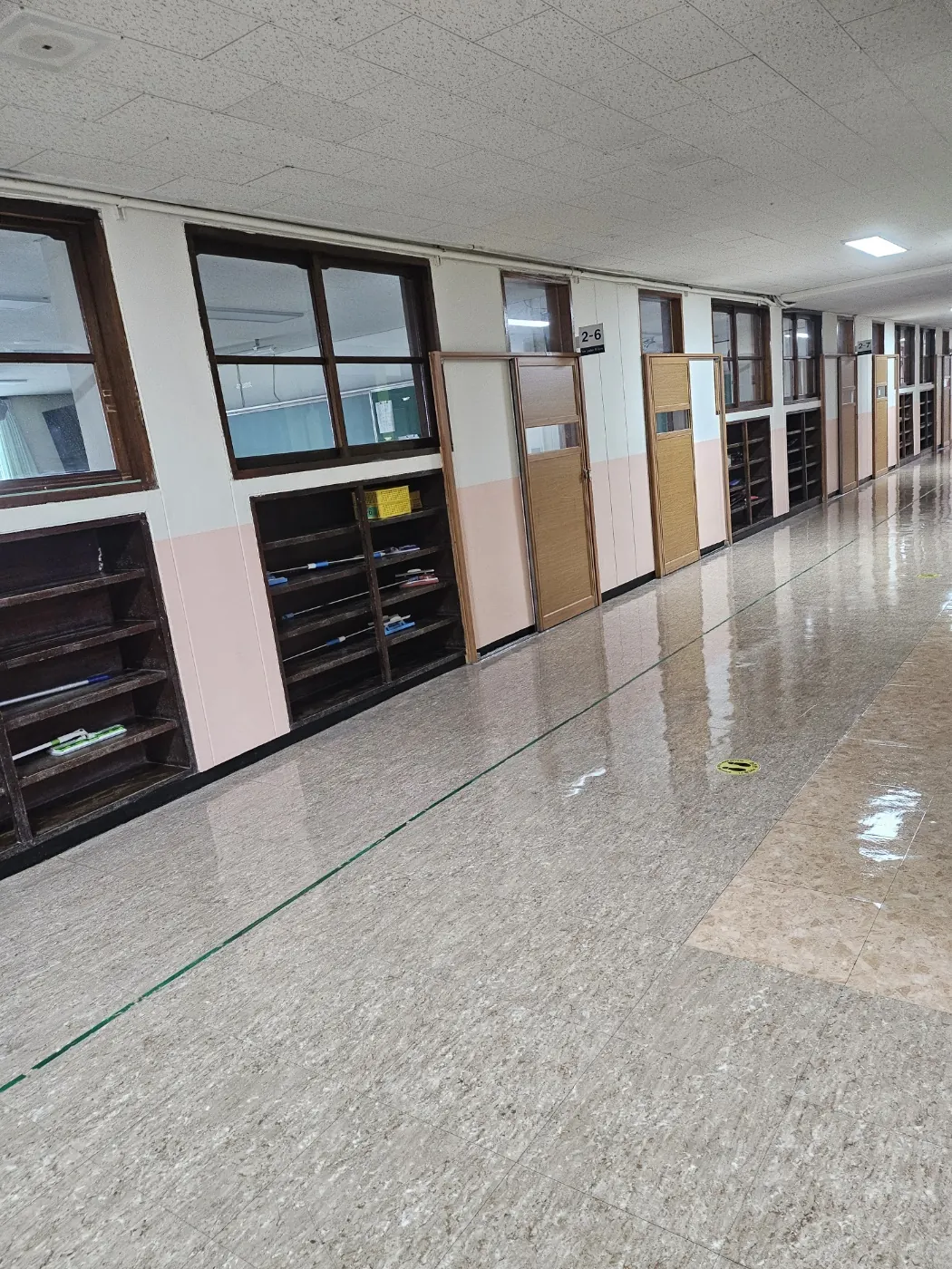 춘의동 학교청소 시공 현장 — 통로 정리
