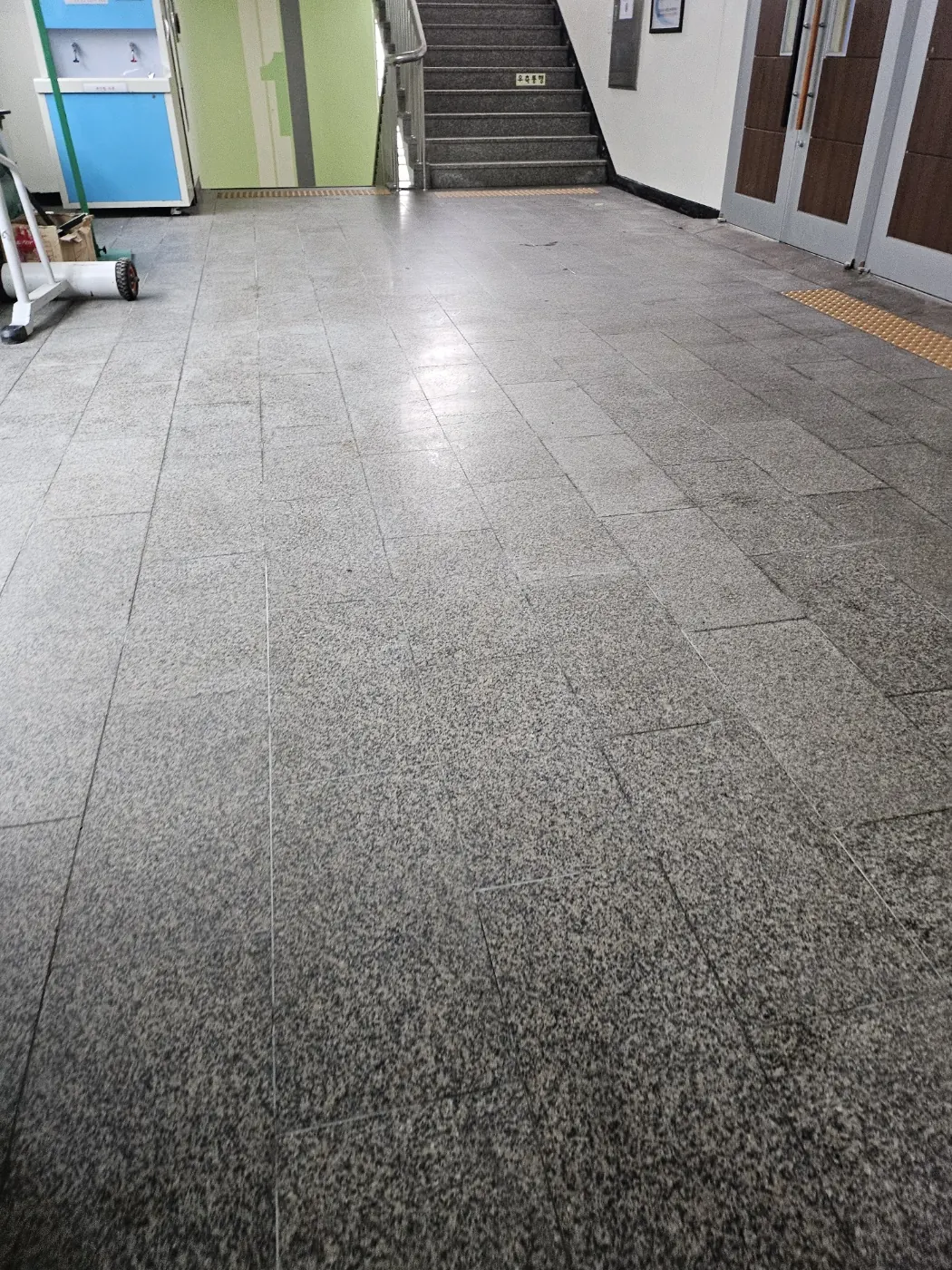 물왕동 학교청소 시공 현장 — 통로 정리