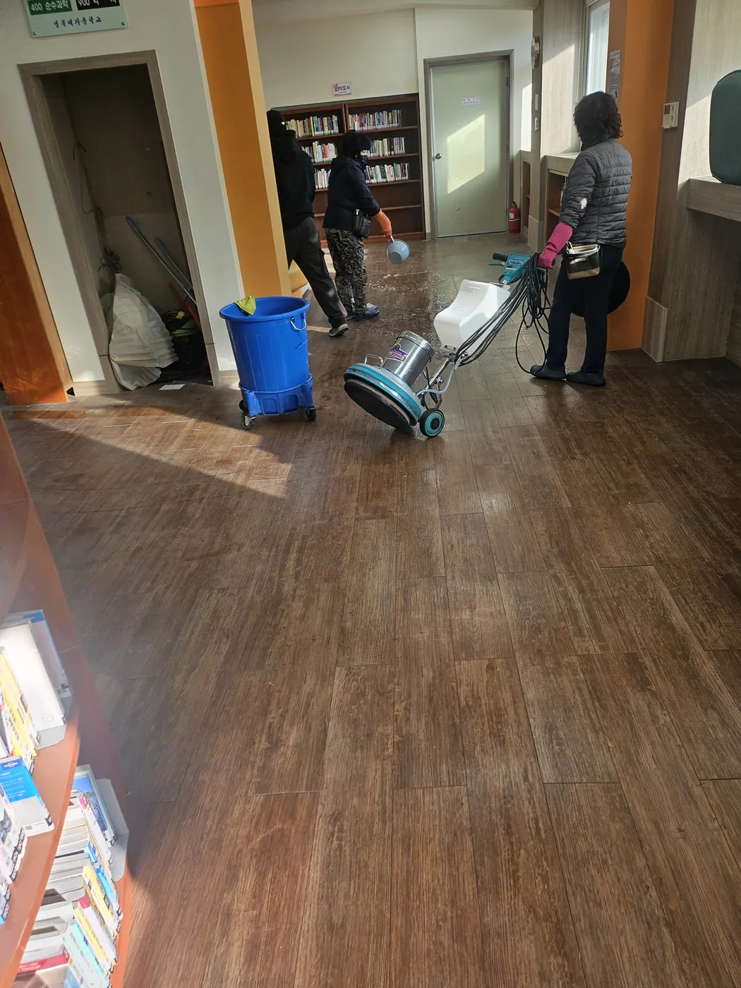 바닥 기계 세정 — 수원 팔달구 학교청소 현장