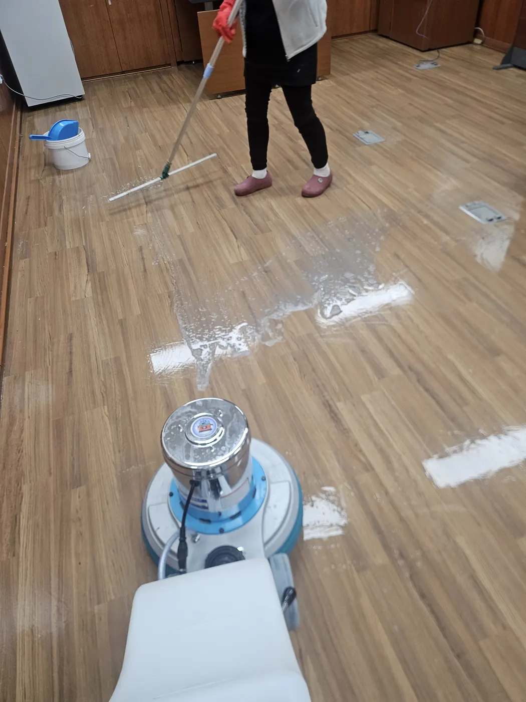 바닥 기계 세정 — 군포시 학교청소 현장