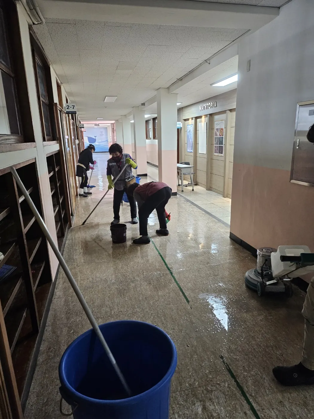 바닥 물걸레 마감 — 춘의동 학교청소 현장
