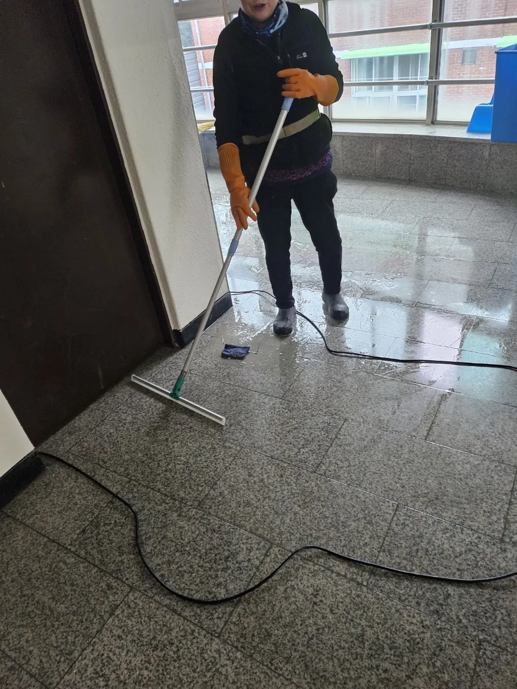 바닥 물걸레 마감 — 왕곡동 학교청소 현장