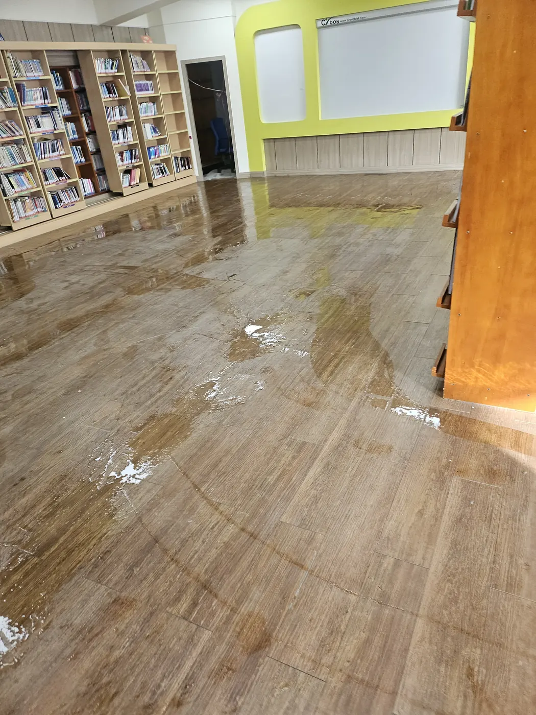 바닥 물걸레 마감 — 의왕시 학교청소 현장