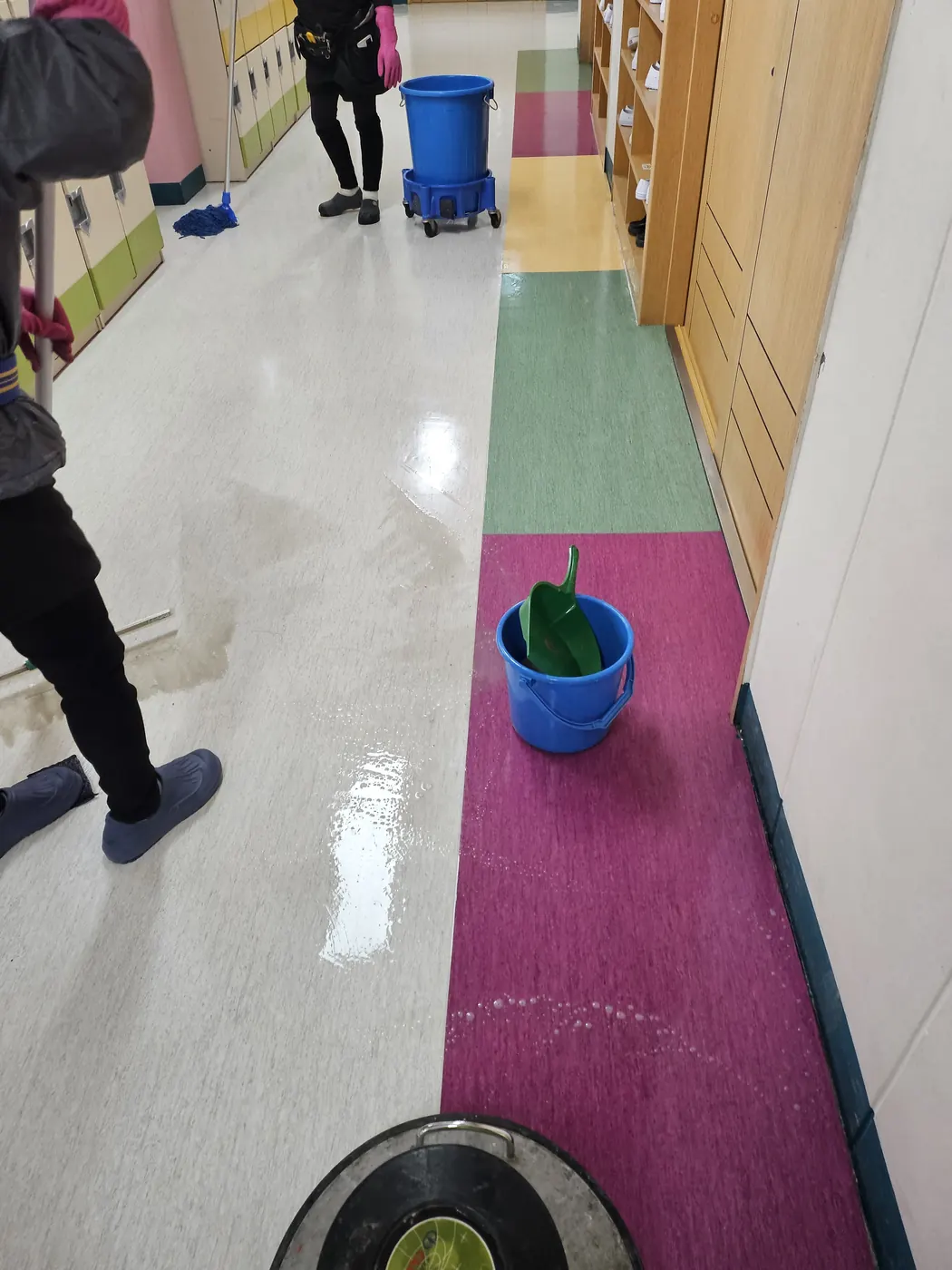 바닥 물걸레 마감 — 조남동 학교청소 현장